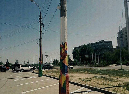 В центре Волгограда горожан и гостей города восхитили разноцветные опоры линий электропередачи